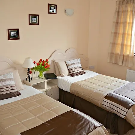 לינה וארוחת בוקר Dromhall Heights 3*