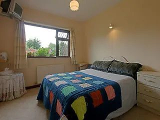 לינה וארוחת בוקר Dromhall Heights 3*